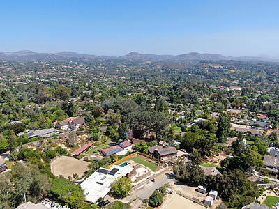 以南加利福尼亚的住宅别墅对郊区区域进行空中观察财富城市财产社区橙子游泳池水池邻里生产家园图片