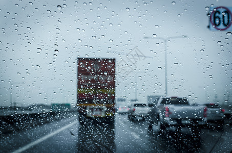 车窗下雨雨滴天气摄影坡度反射液体窗户风险大灯挡风玻璃图片