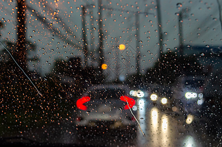 车窗下雨雨滴坡度驾驶交通风暴汽车挡风玻璃大灯阻塞折射图片