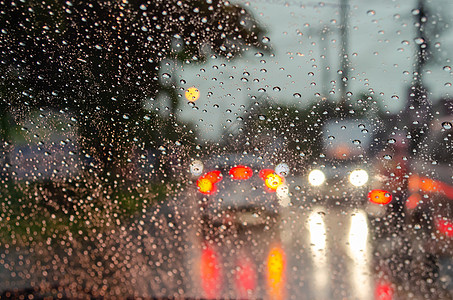 车窗下雨雨滴流动反射闪电折射阻塞坡度交通水滴情绪图片