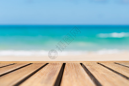 具有美丽海滩背景的旧木桌的精选焦点 用于展示您的产品海岸热带墙纸海洋桌子海景蓝色太阳海浪天空图片