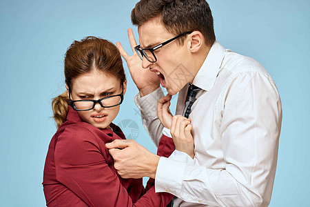 商务年轻夫妇官员办公室团队办公室蓝色背景员工助手职场工作压力女性女士成人人士肩膀图片