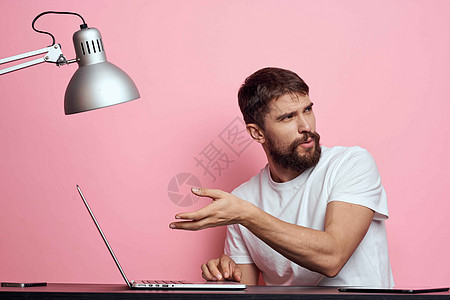 在餐桌室工作的人 电灯粉色背景开着手提笔记本电脑 新技术平板显示器房子职场商务文档男人情感沉思桌子男性房间图片