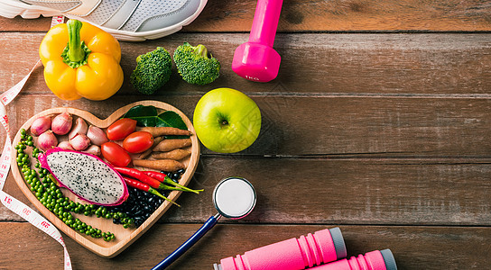 心盘 鞋 运动设备和蔬菜中的水果和蔬菜木头运动鞋哑铃跑步桌子饮食训练活动沙拉重量图片
