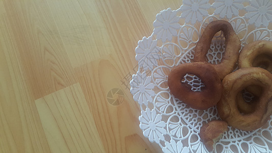 一套新准备的甜甜圈在白色沙发上供餐小吃垃圾磨砂庆典饮食食物育肥早餐巧克力圆圈图片