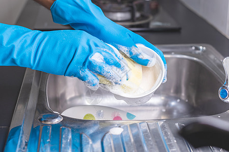 用洗碗液来洗杯子手套家庭作业餐厅卫生房子家庭清洁工工作餐具液体图片