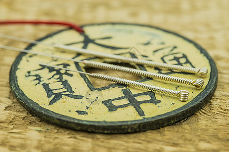 带有古中国硬币的针刺针康复卫生健康医疗治愈者加热保健药物工具疗法图片