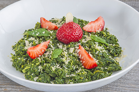 绿色甘蓝沙拉和草莓美食红色午餐蔬菜食物饮食水果沙拉盘子石器图片
