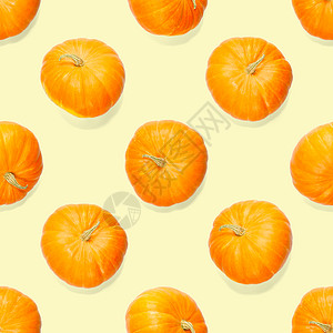 南瓜的无缝模式 秋天抽象无缝图案由黄色背景上的南瓜制成 南瓜品质模式假期农业墙纸感恩季节食物橙子植物市场营养图片