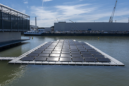 在水面上漂浮的太阳能电池板 用于在清洁技术概念下发电图片