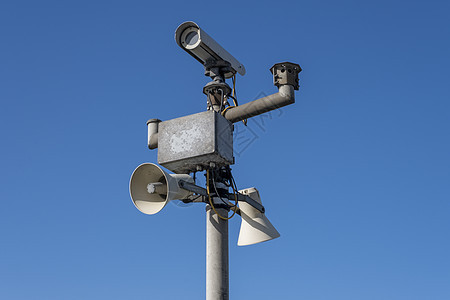 安全摄像头外面有蓝天背景隐私圆顶间谍记录控制手表镜片检测监控犯罪图片
