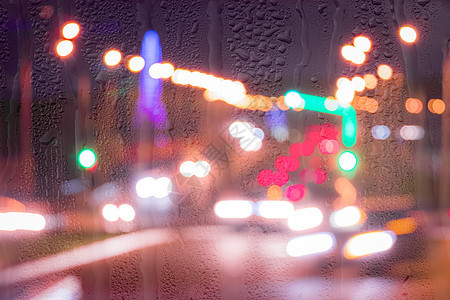 车在雨后移动时有突出重点的头灯阴雨雨滴运输背景城市汽车交通辉光窗户天气图片