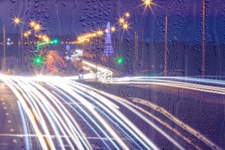 车在雨后移动时有突出重点的头灯辉光雨滴运输背景窗户阴雨天气液体玻璃街道图片