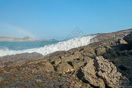 在印度尼西亚隆博克LombokTanjung Aan海滩的一块石头上 紧贴着美丽的喷洒 洗刷丝绸清滑水热带蓝色飞溅假期管子行动泡图片