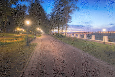 雨后带灯笼的无重点夜间公园 湿玻璃阴雨水滴天气反射流动雨滴辉光窗户背景液体图片