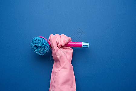 用粉色橡皮手套打扫房屋时手持塑料b工具手臂消毒卫生家庭服务女性女士清洁工乳胶图片