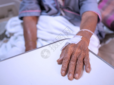 在医院的老年妇女手上滴有盐碱溶液 保健女士器材治愈疾病人手静脉手臂医生癌症感染图片
