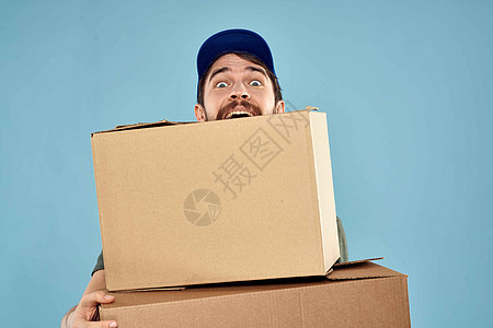 身穿制服和手递服务用箱装纸箱的男工领带装载机重量送货工作室盒子货物纸板纸盒商业图片
