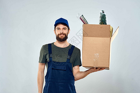 男性工人将分娩箱装在包装生活方式的手上盒子商业运输装载机工作室纸盒套装纸板送货邮件图片