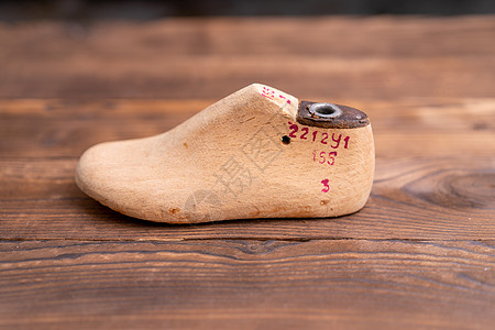 皮鞋和木制鞋的样本 最后放在黑木制桌子上皮匠工匠担架脚跟工具手工鞋类制作者制造业生产图片