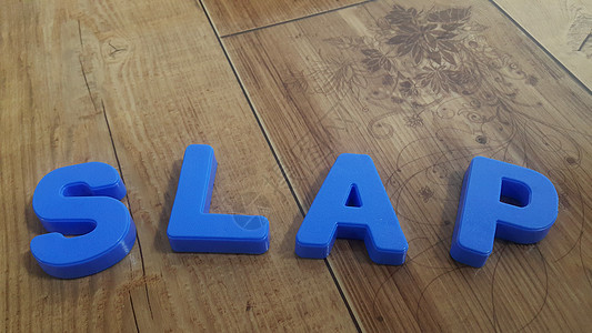 将可塑彩色字母表的文字放在木地板上玩具数字商业磁铁静物摄影文学学习创造力打字稿图片