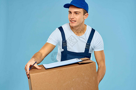 带纸板箱送货装货车的男工人生活方式蓝背景商业男人纸盒盒子套装纸板船运服务领带人士图片