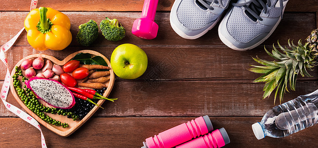 心盘和运动鞋里有水果和蔬菜的盘子生活午餐木头健身房哑铃营养运动沙拉食物图片