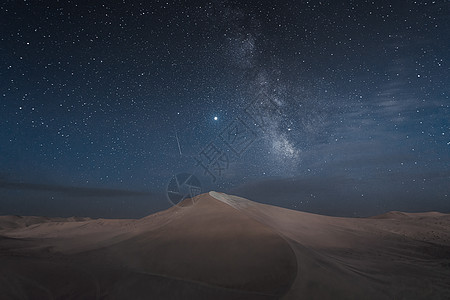 夜晚在沙漠中的银河系图片