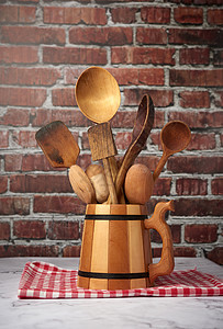 各种勺子和厨房木制餐具 在面板上的碗里厨具黑色食物家庭乐器工作室木头用具烹饪餐具图片