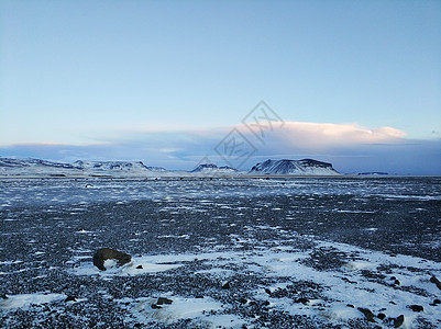 冰岛在冬季的令人难以置信的田地和平原风景 地面上布满了积雪 巨大的空间 冬天自然的美丽冰山旅行天空土地冒险季节气候日出环境旅游图片