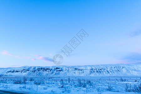 冰岛在冬季的令人难以置信的田地和平原风景 地面上布满了积雪 巨大的空间 冬天自然的美丽火山顶峰冒险旅行旅游全景冰川蓝色荒野天空图片