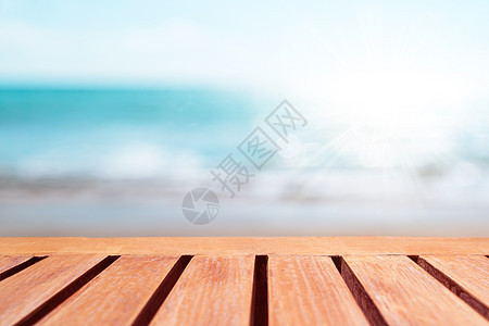 具有美丽海滩背景的旧木桌的精选焦点 用于展示您的产品热带阳光天空假期旅行椰子海浪木头海洋桌子图片
