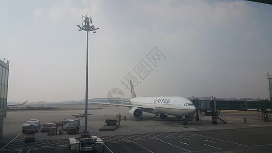 乘客飞机站在混凝土铺面跑道终点站的机场上喷射货物日落飞机场加载天空交通空气技术商业图片