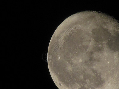 月亮在黑夜的天空上特写 通过电视摄影机拍摄宇宙月球满月背景亮度月光行星天文望远镜辉光图片