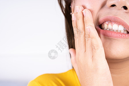 患有牙痛 手触摸智慧牙齿的妇女 牙科 保健概念口服疼痛衰变手术插图卫生牙医萃取伤害牙龈图片