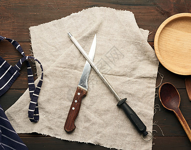 手柄在木本背景上的刀尖刀和磨刀木头锐化食物木板工作桌子厨房木材烹饪金属图片