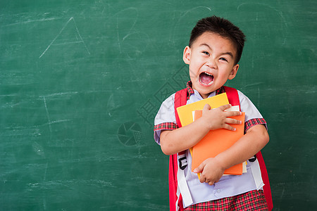 幼儿园儿童男孩穿着学生制服 背着书包a绿色孩子课堂知识快乐空白学习微笑瞳孔班级图片