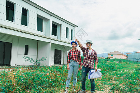 年轻的亚裔夫妇工头工程家主房检查大楼帽子建筑师维修工业成人承包商项目技术员机械服务图片