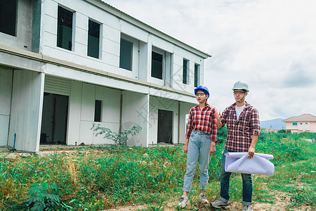 年轻的亚裔夫妇工头工程家主房检查大楼建筑学工作修理工领班维修成人工业工人安全帽仓库图片