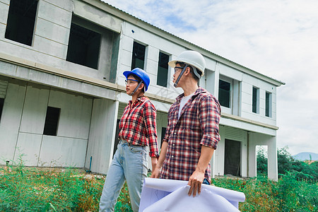 年轻的亚裔夫妇工头工程家主房检查大楼建筑师安全男性仓库建筑学工程师头盔项目修理工成人图片