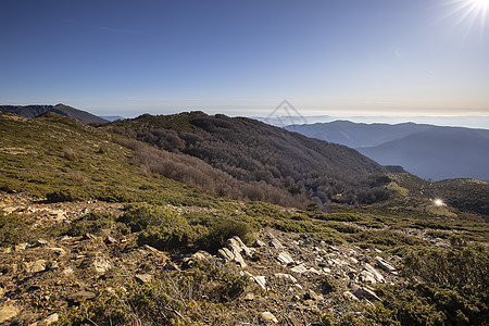 加泰罗尼亚语西班牙山区全山图 蒙特赛尼山冒险爬坡旅游岩石远足风景山峰喇叭天空农村背景
