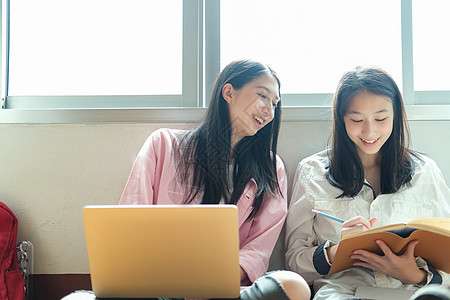 年轻学生校园帮助朋友追赶和学习 并帮助他们学习笔记本团队课堂知识青少年大学班级教育教科书图书馆图片