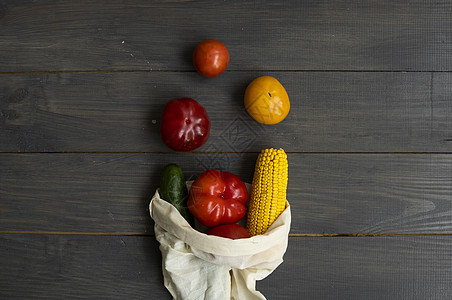零废物概念 胡椒 西红柿 玉米 黄瓜 装在可重复使用的购物环保棉布袋中 在木桌上的生态袋中的蔬菜 无塑料概念产品菜花环境购物者地图片