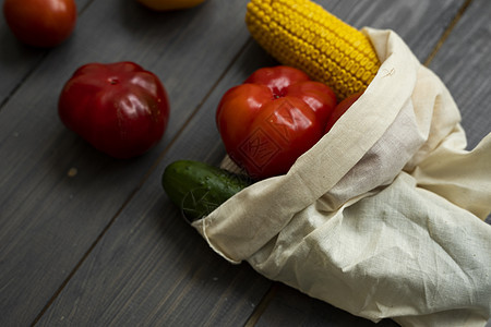 零废物概念 胡椒 西红柿 玉米 黄瓜 装在可重复使用的购物环保棉布袋中 在木桌上的生态袋中的蔬菜 无塑料概念杂货店杂货厨房环境产图片