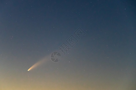 黄昏后新彗星及其长尾灰尘智慧星云天文学摄影蓝色尾巴天文地平线勘探天空图片