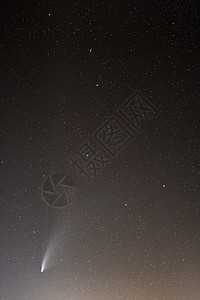 新彗星及其在Ursa主要星座下面的两个长尾尾目图片