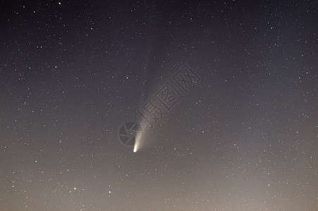 黄昏后新彗星及其长尾灰尘星星科学星系星云天文学尾巴日落星座气氛天文图片