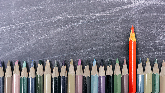 红铅笔的颜色与人群隔绝素描木头领导彩虹蜡笔个性领导者工具学校商业图片