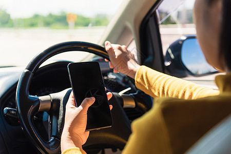 妇女在汽车内使用手持移动智能手机的车内屏幕司机持有者细胞定位运输驾驶危险技术车辆图片