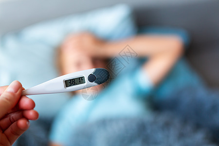高发高烧和头痛生病的十几岁少女躺在床上卫生治疗感染药品疾病童年流感说谎温度计枕头图片